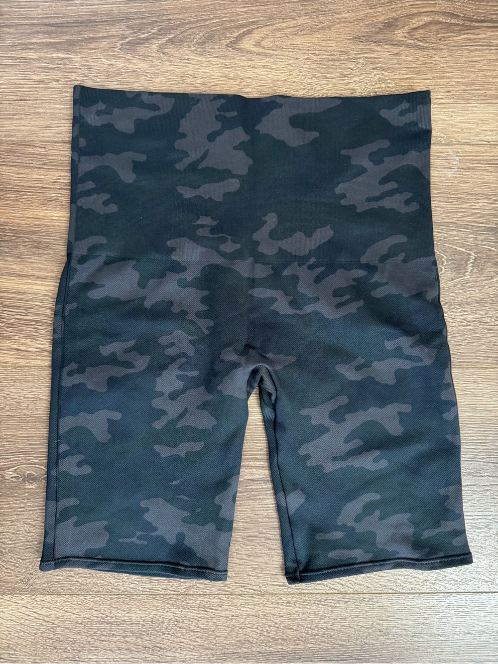 NWOT Spanx Look At Me Now Seamless High Rise Black Camo Biker Shorts, RN#12121